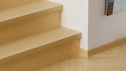 detailní pohled na schody s vinylovými nášlapovými krytinami pergo